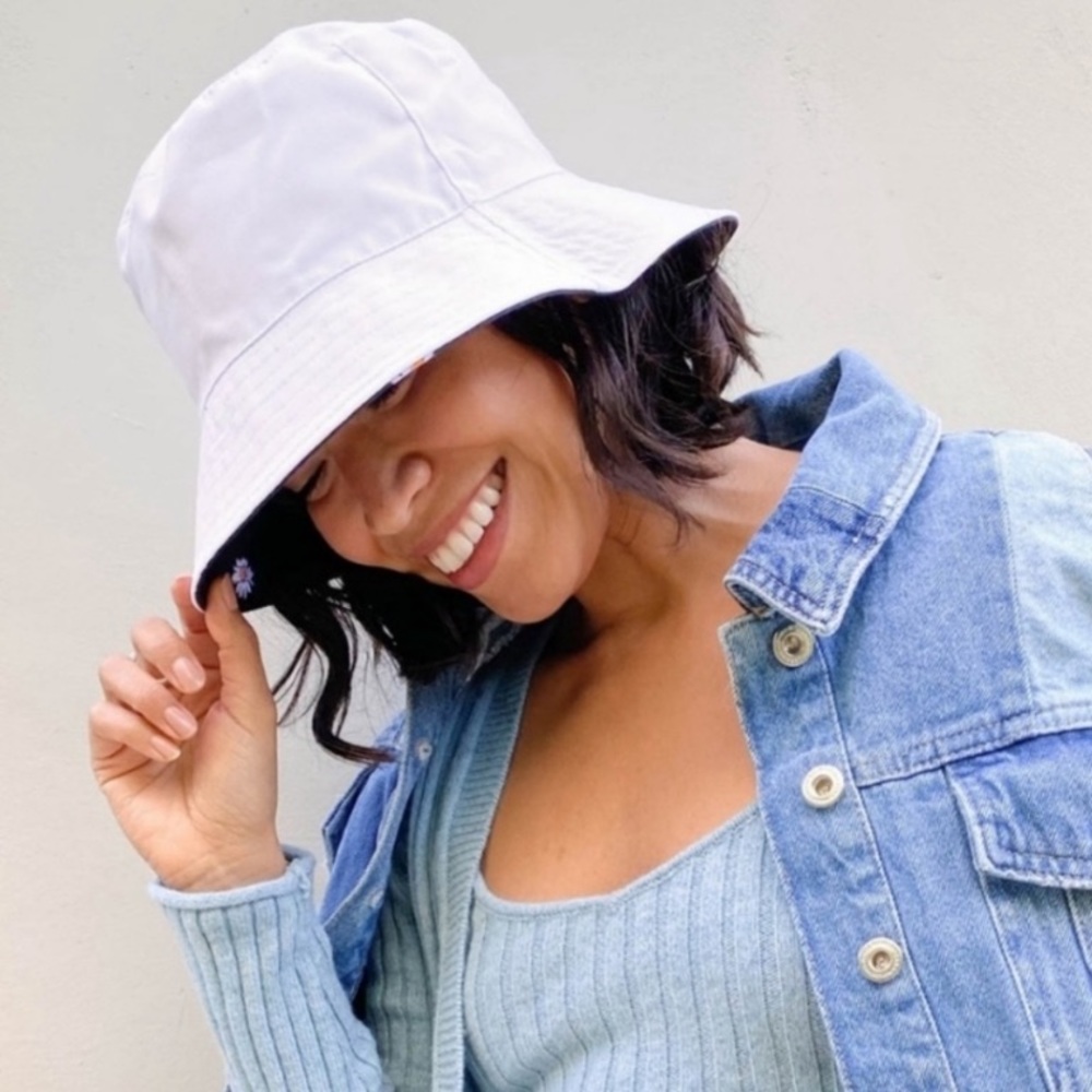 Alice + Olivia reversible daisy bucket hat - Picture 9 of 9